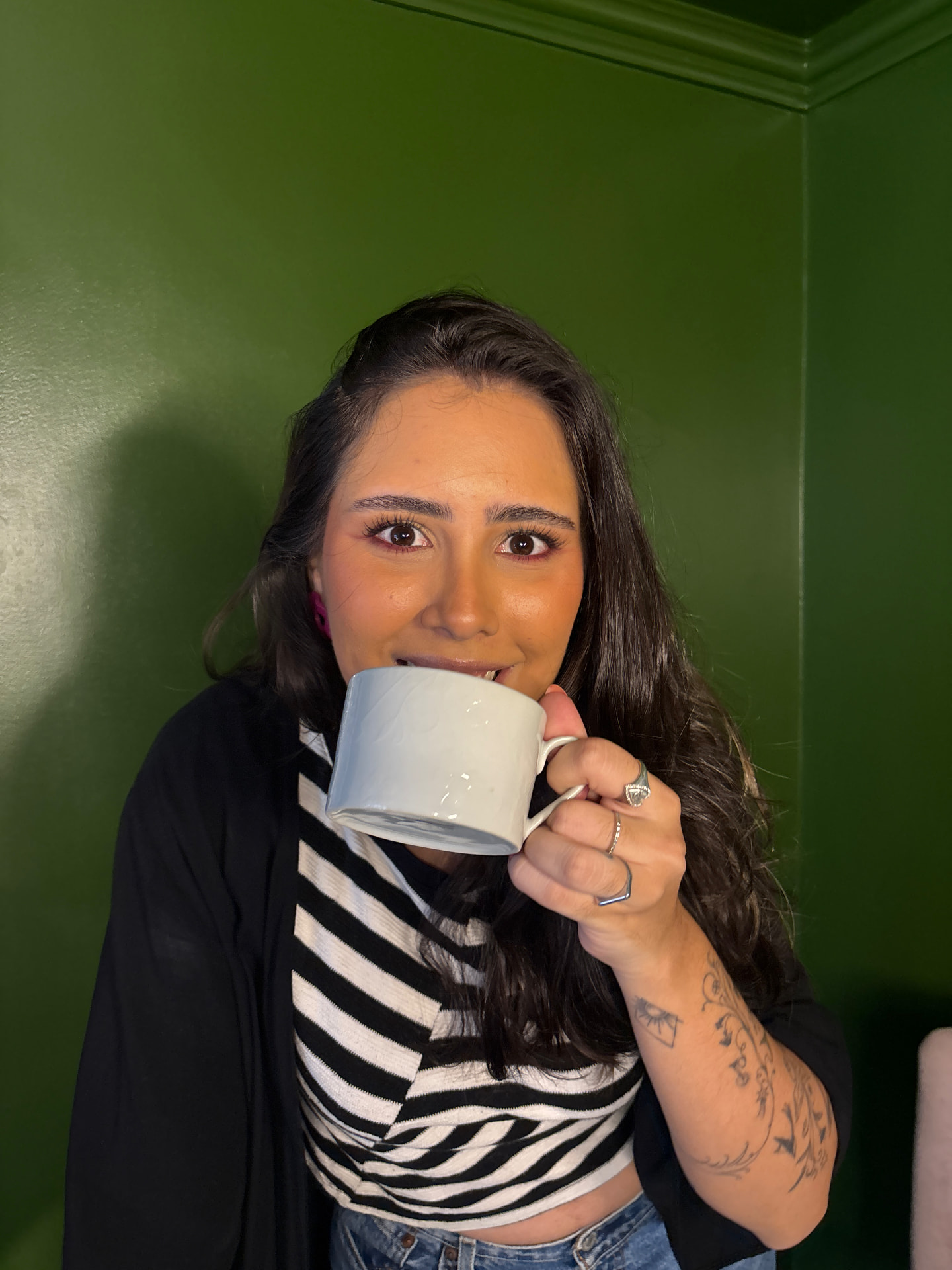 Milena, desenvolvedora fullstack, segurando uma caneca de café